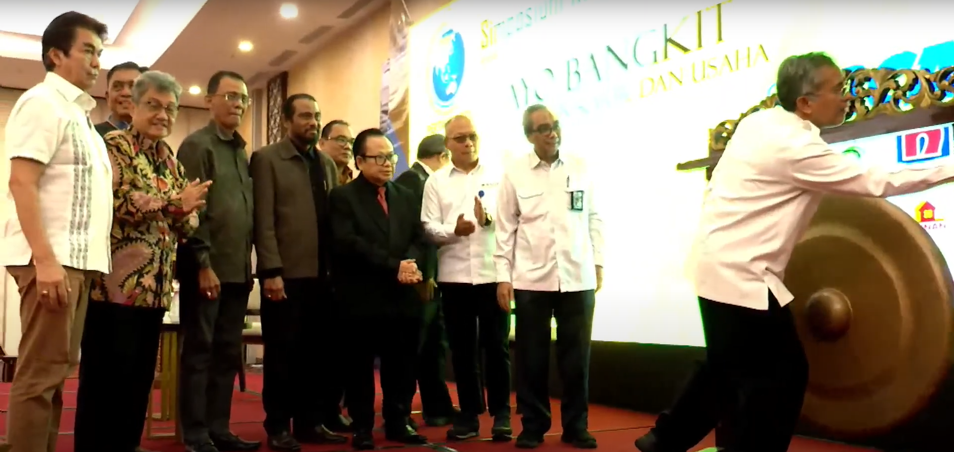 Simposium Konstruksi Nasional dengan Tema \\\" AYO BANGKIT, PADUKAN KARIR DAN USAHA! \\\"